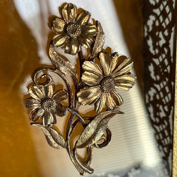 Vintage Antique Daisy Gold Jewelry Box With Glass top. - Picture 5 of 15